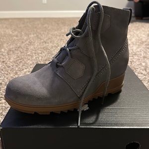 SOREL women’s lace boots